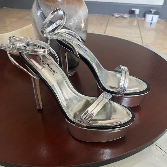 Anne Michelle silver heels - Picture 1 of 2